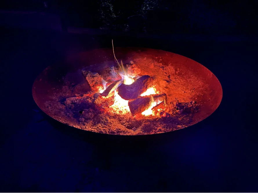 Feuerstelle mit brennendem Holz