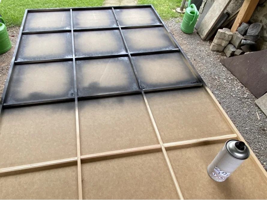 Holzrahmen mit schwarzer Farbe und Spraydose