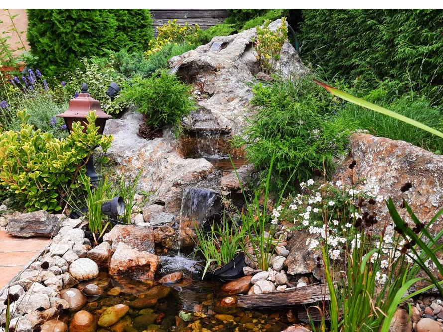 Garten mit kleinem Wasserfall