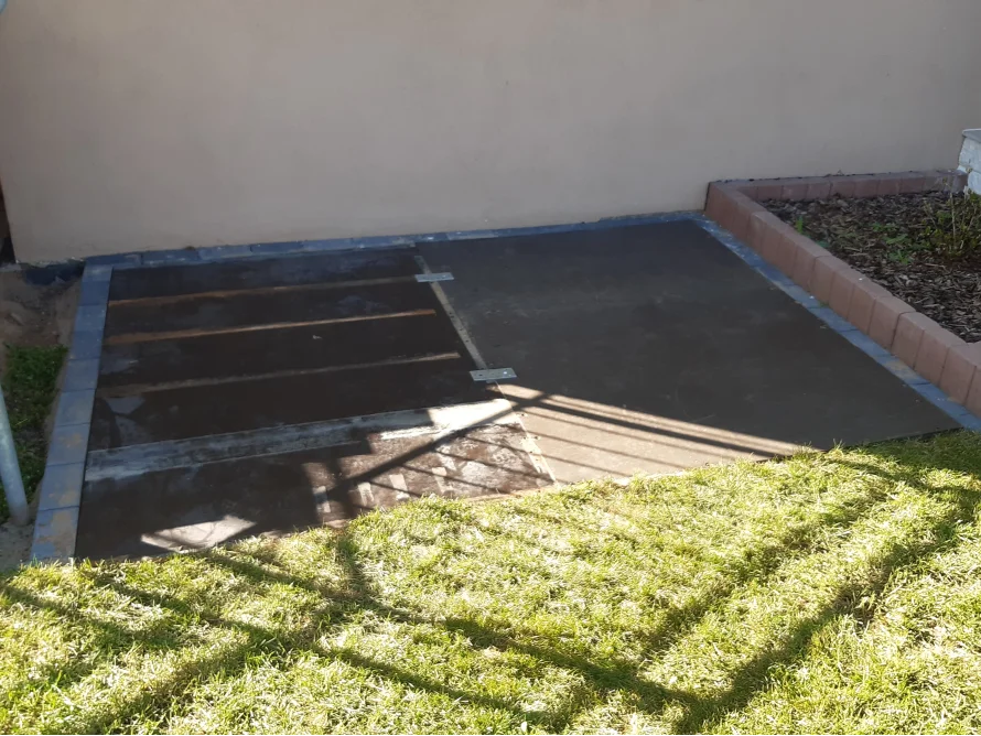 Holzgerüst auf Rasenfläche