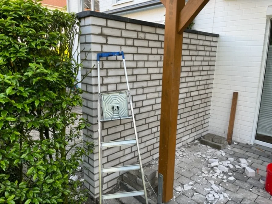 Bau einer weißen Ziegelmauer