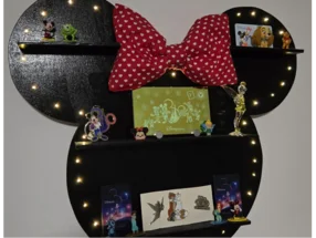 Wandregal in Form eines Kopfes mit Schleife