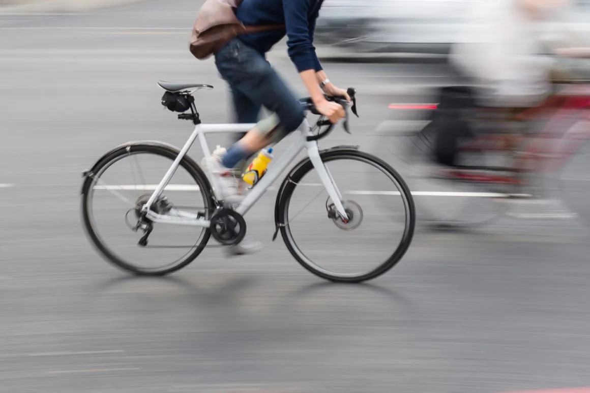 Person fährt Fahrrad auf Straße