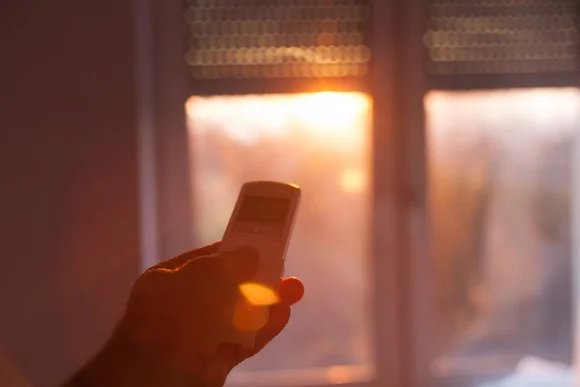 Hand bedient eine Fernbedienung