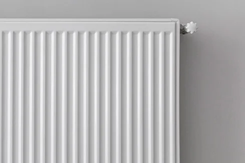 Weißer Heizkörper an einer Wand