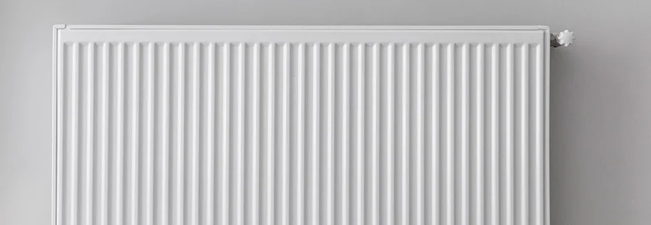 Weißer Heizkörper an einer Wand