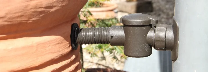 Regentonne mit Schlauchverbindung