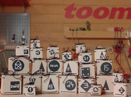 Ein Adventskalender aus 24 nummerierten Pappschachteln.