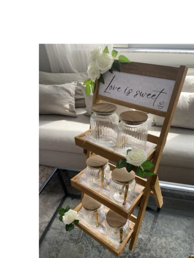 Dreistufiges Holzregal mit Gläsern