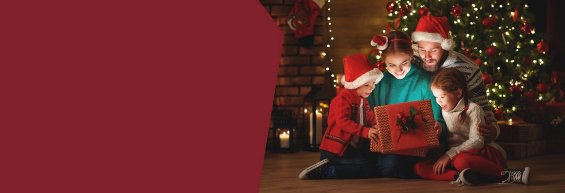 Familie schaut in ein leuchtendes Geschenk