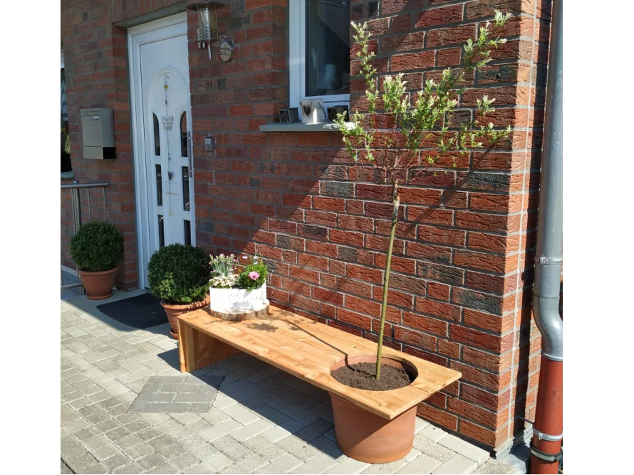 Holzbank mit integriertem Blumentopf