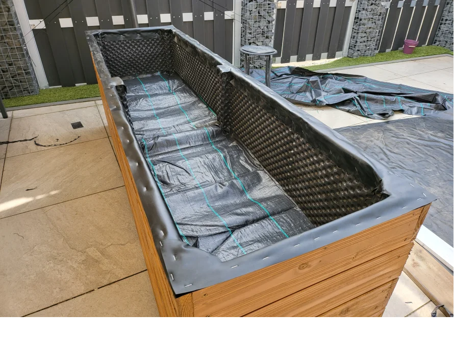 Holzbeet mit Teichfolie ausgelegt