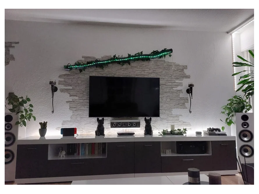 Wohnzimmer mit Fernseher und Soundsystem