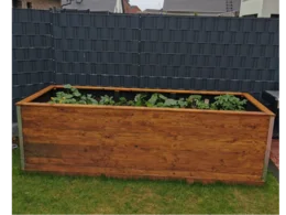 Holzbeet im Garten
