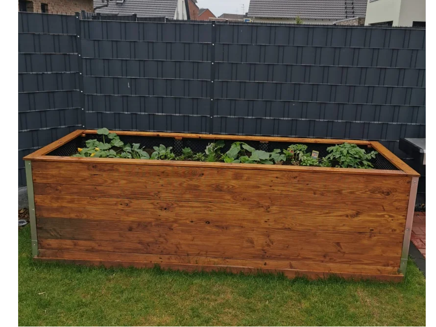 Holzbeet im Garten