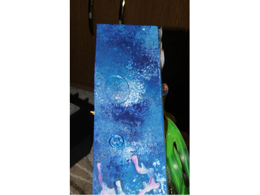 Blaue Holzoberfläche mit Deko-Blasen