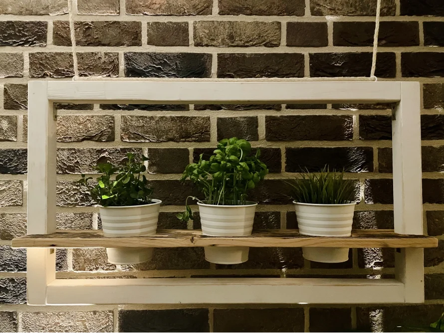 Hängeregal mit Kräutertöpfen