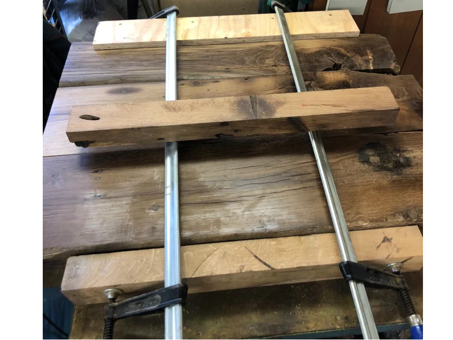 Holzbalken mit Schraubzwingen fixiert