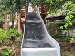 Rutsche an einem Baumhaus