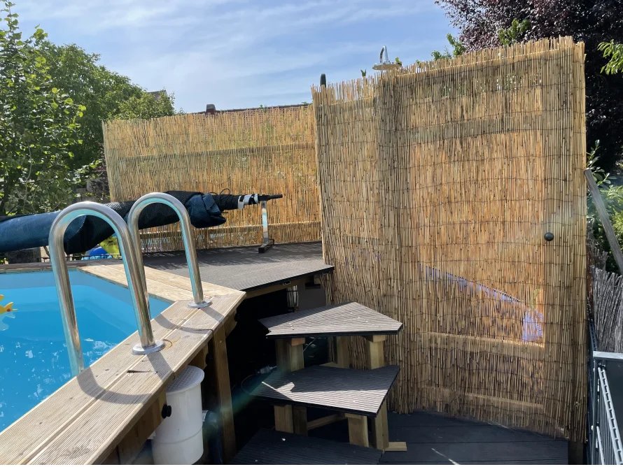 Pool mit Bambus Sichtschutz