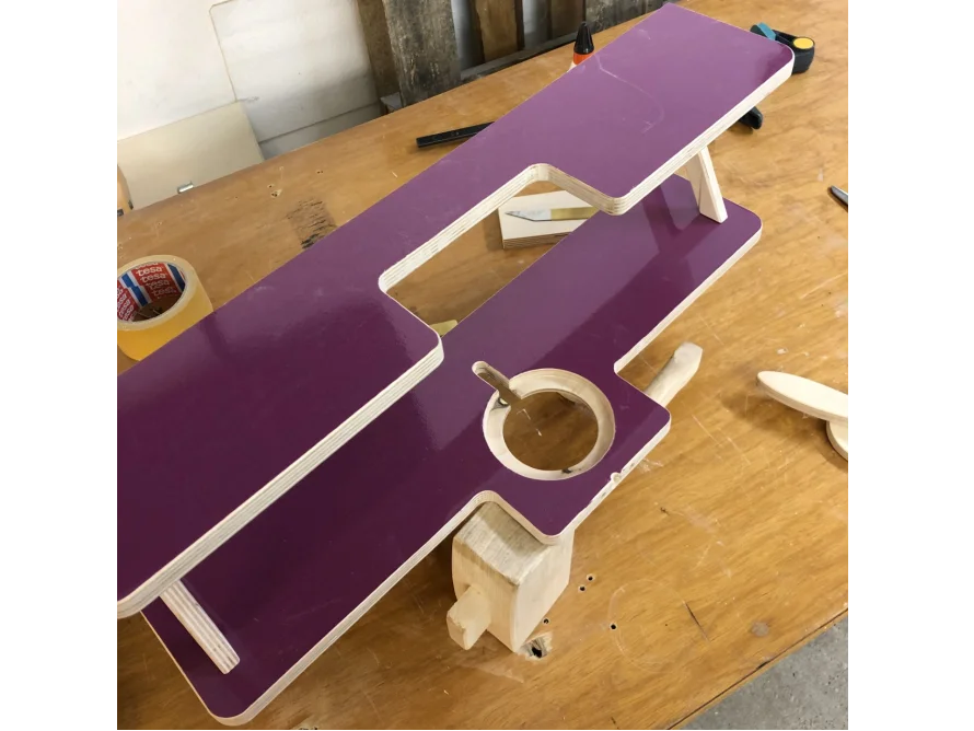 Lila lackiertes Holzbrett mit Aussparungen