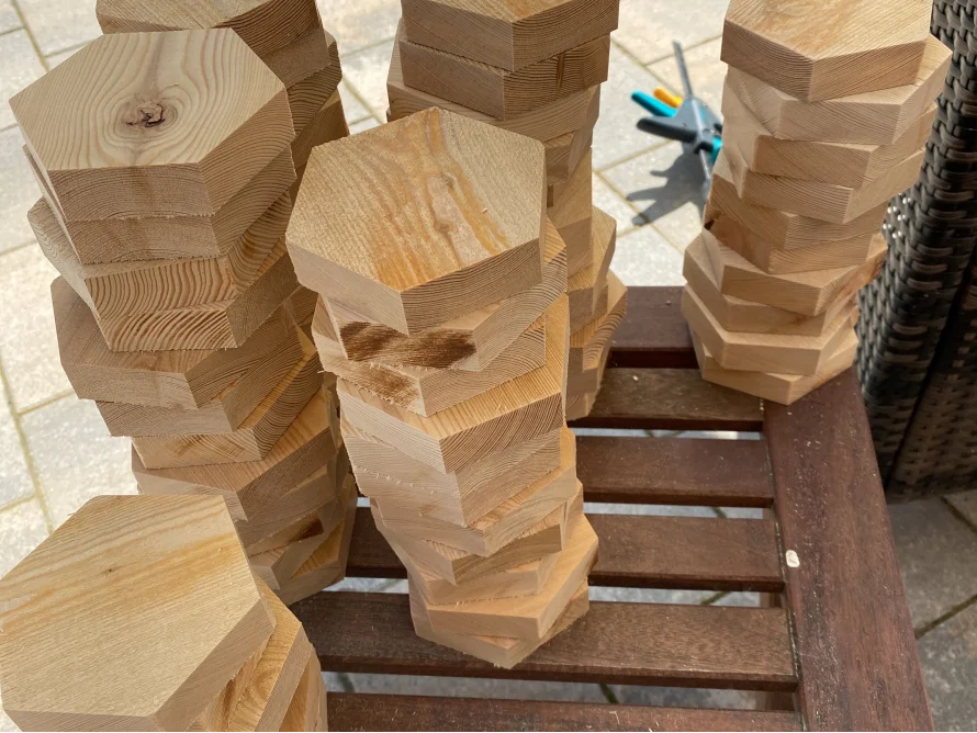 Stapel sechseckiger Holzplatten