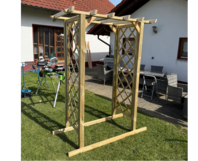 Hölzerner Gartenbogen im Aufbau