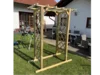 Hölzerner Gartenbogen im Aufbau