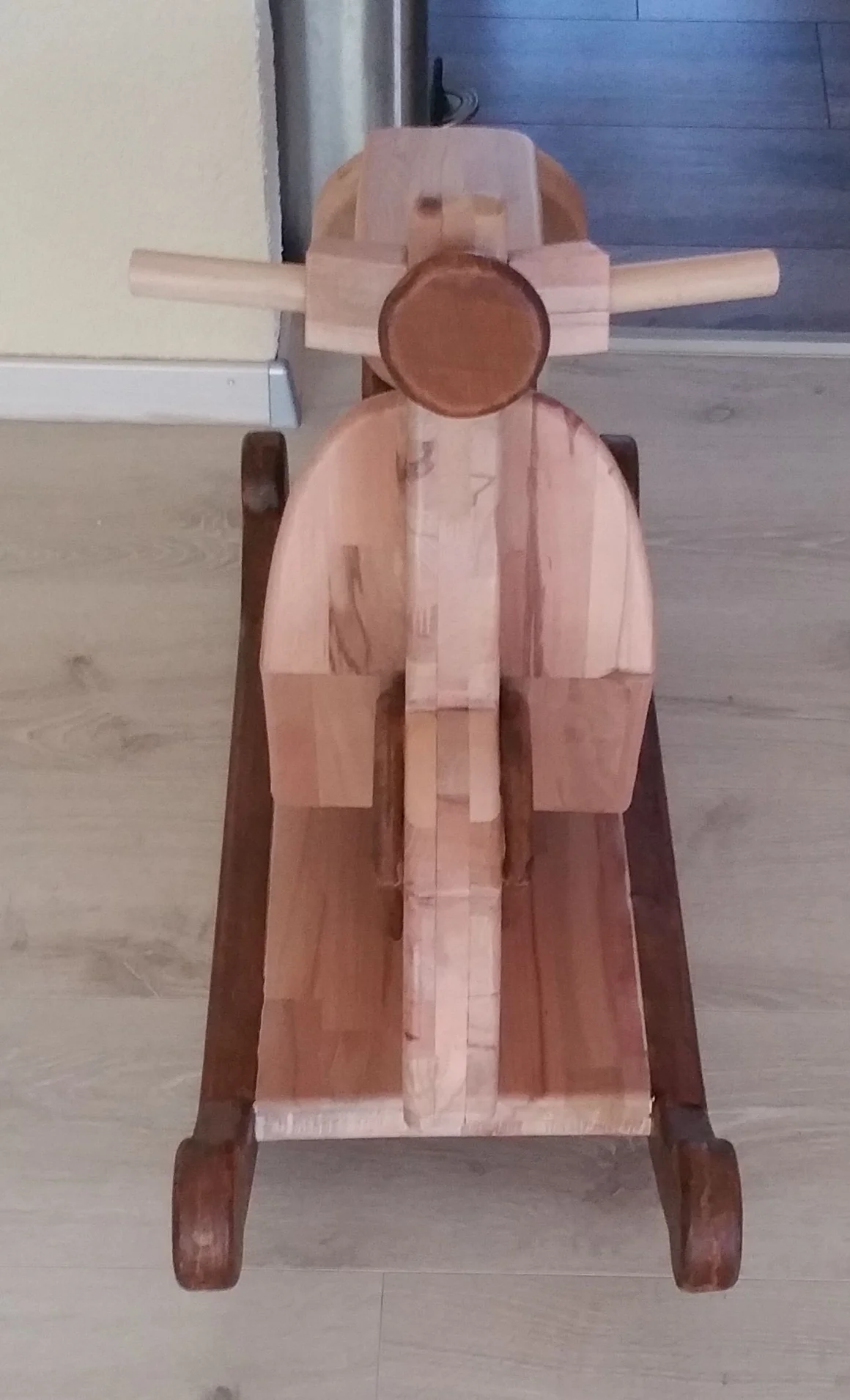 Hölzernes Schaukelspielzeug in Form eines Motorrollers