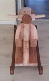 Hölzernes Schaukelspielzeug in Form eines Motorrollers