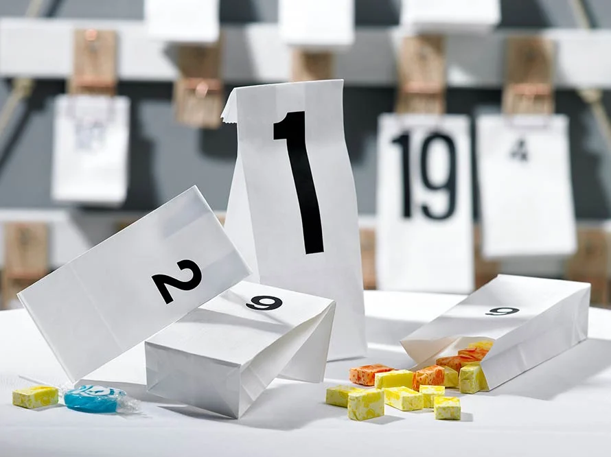 Papierbeutel mit Zahlen und Süßigkeiten