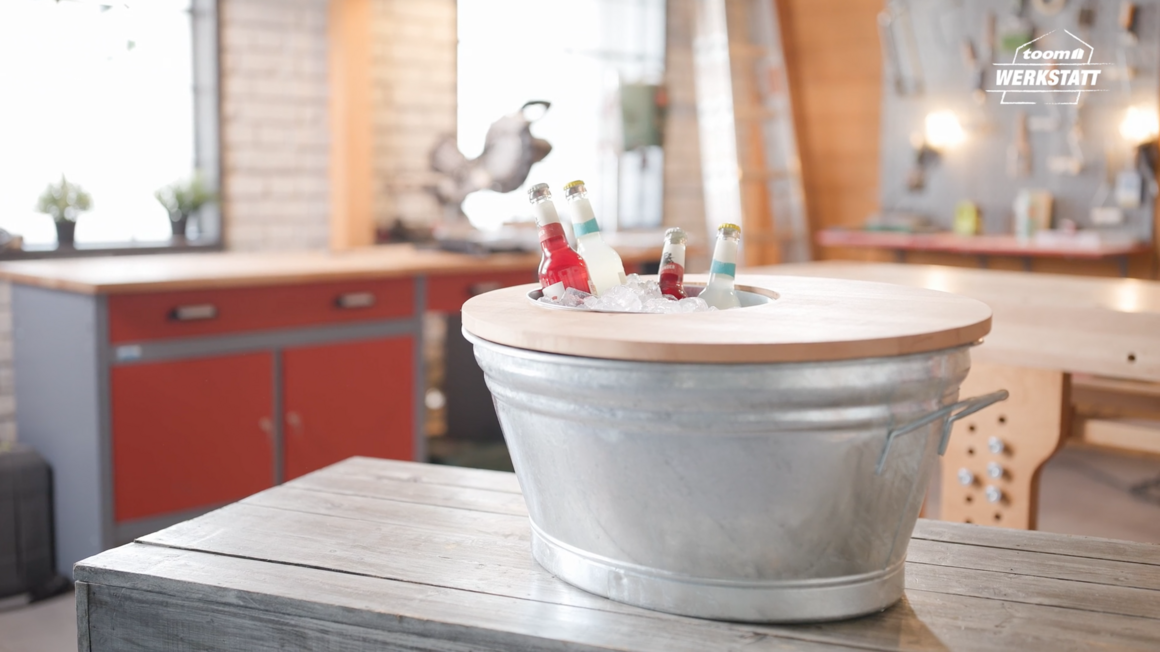 Getränke in einem Metalleimer mit Eis