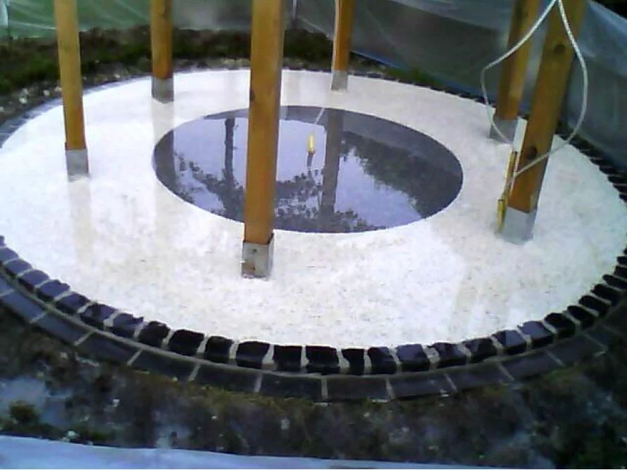 Runder Platz mit weißen Steinen