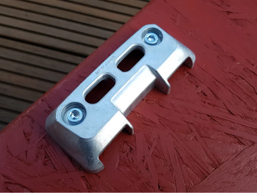 Metallhalterung auf rotem Holz