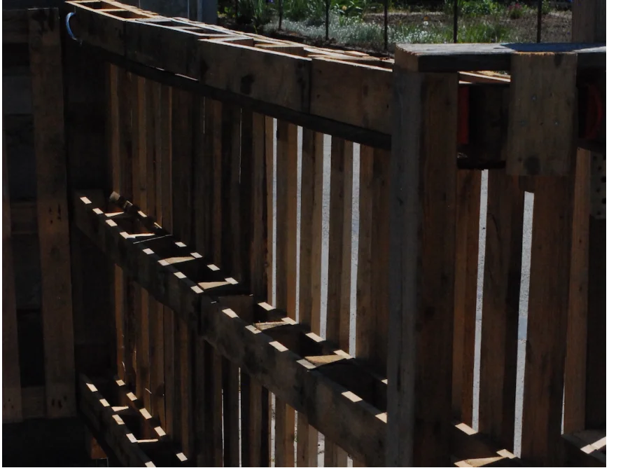 Holzgerüst eines Gartenhauses