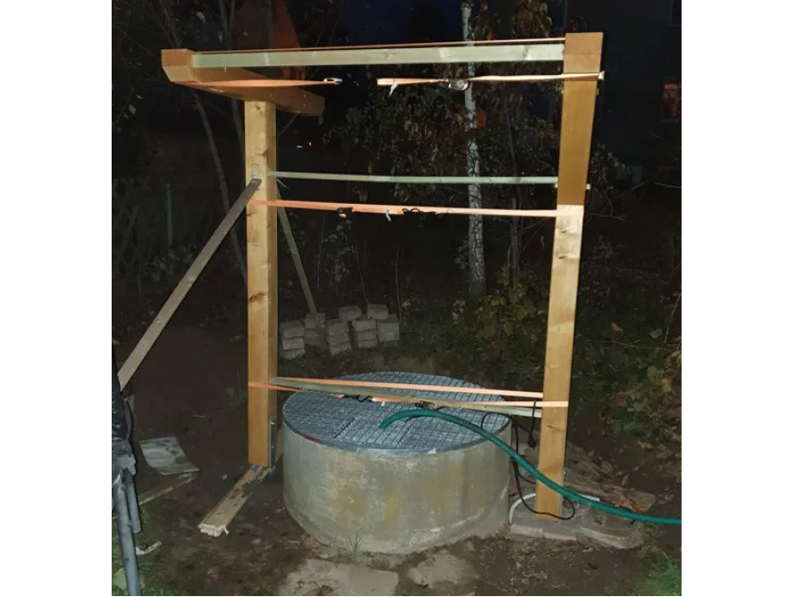 Brunnen mit Holzgerüst