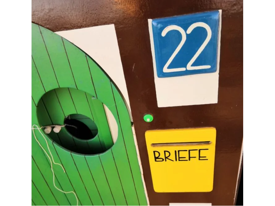 Spielhauswand mit Tür, Klingel und Briefkasten