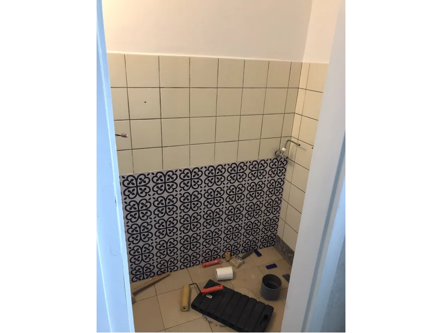 Badezimmer während Fliesenverlegung