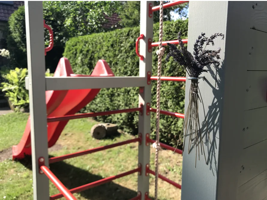 Klettergerüst mit Rutsche im Garten