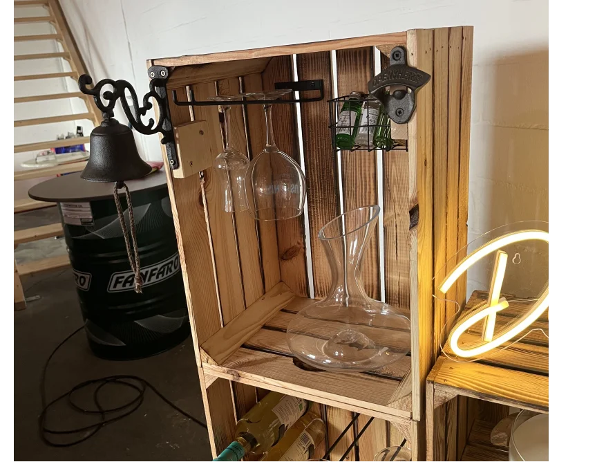 Rustikales Regal aus Holzkisten mit Flaschen und Gläsern