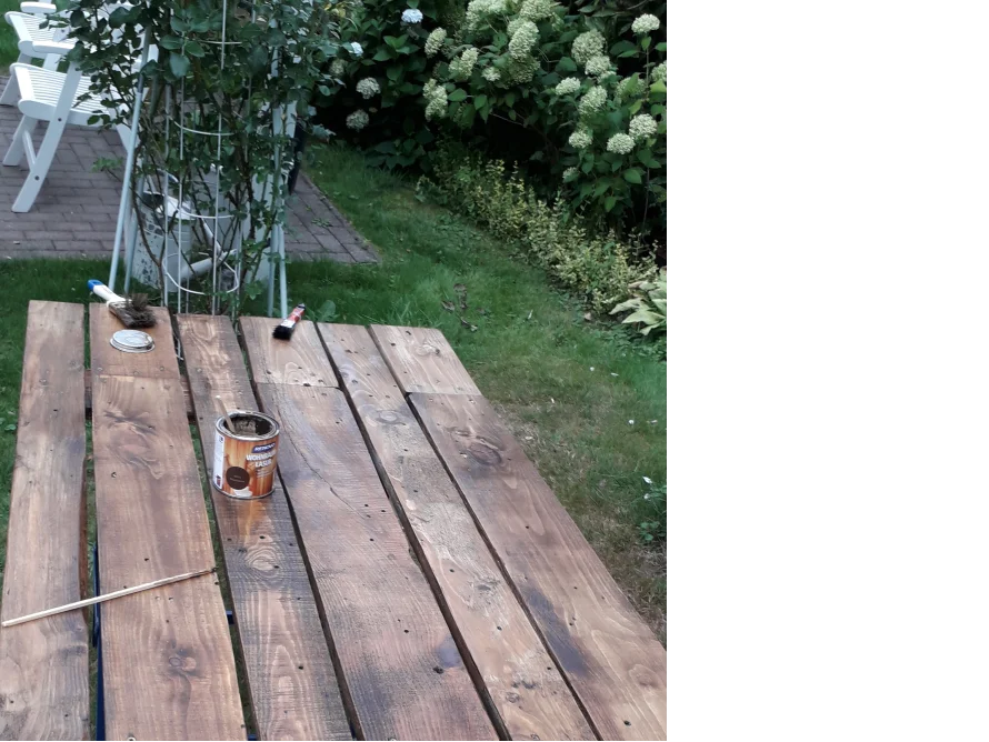 Holztisch wird mit Lasur gestrichen