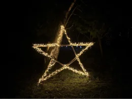 Leuchtender Stern aus Holz