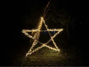 Leuchtender Stern aus Holz