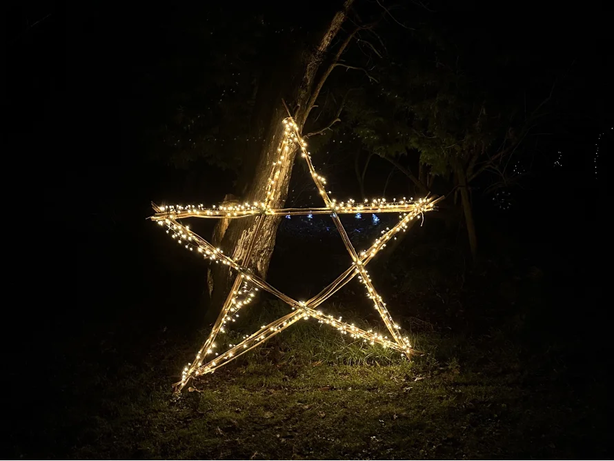 Leuchtender Stern aus Holz