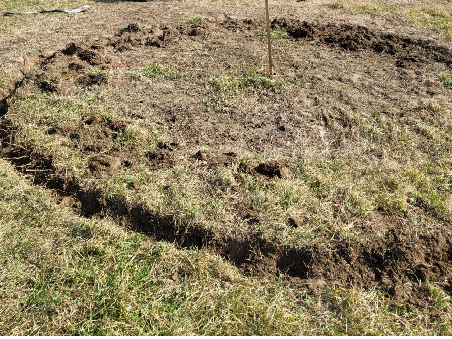 Ein kreisförmiger Graben wurde in den Rasen gegraben.