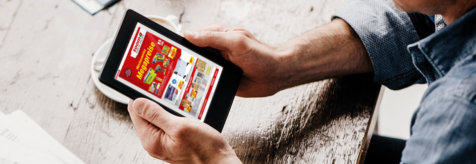 Eine Person liest die Angebote der Folgewoche auf einem Tablet.