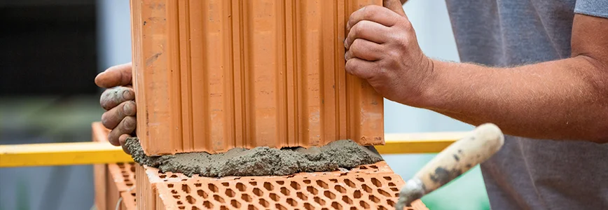 Person mauert eine Wand