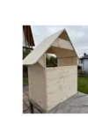 Unfertiges Spielhaus aus Holz