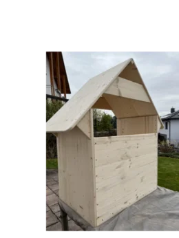 Unfertiges Spielhaus aus Holz