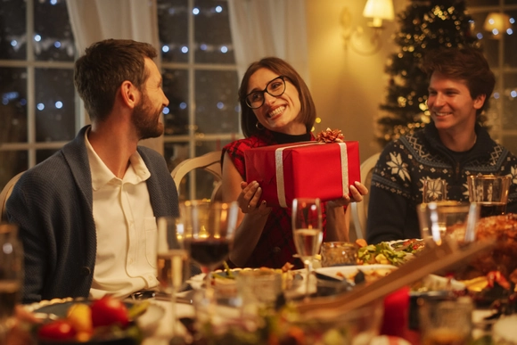 Weihnachtsgeschenke werden überreicht